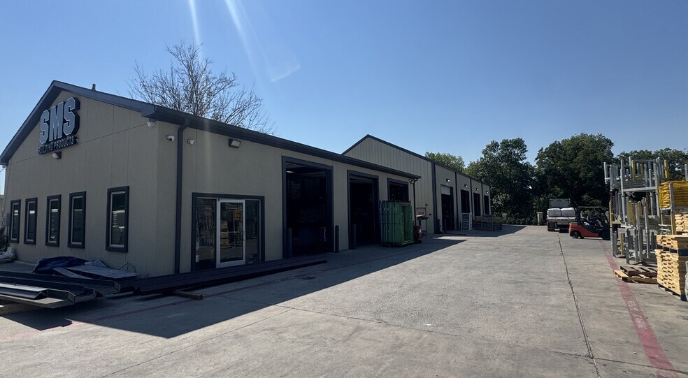 More Photos Of 717 Tower Ln, McKinney Warehouse For Lease