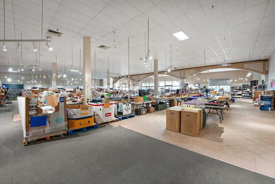 More Photos Of 1-19 Papineau, Joliette General Retail For Lease