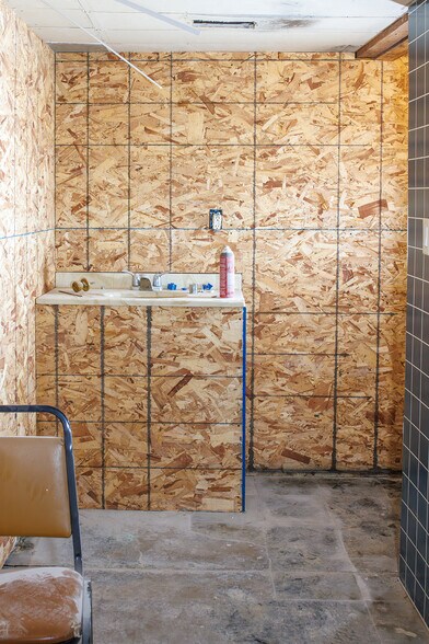 More Photos Of 719 Central Ave W, Hampton Flex For Lease