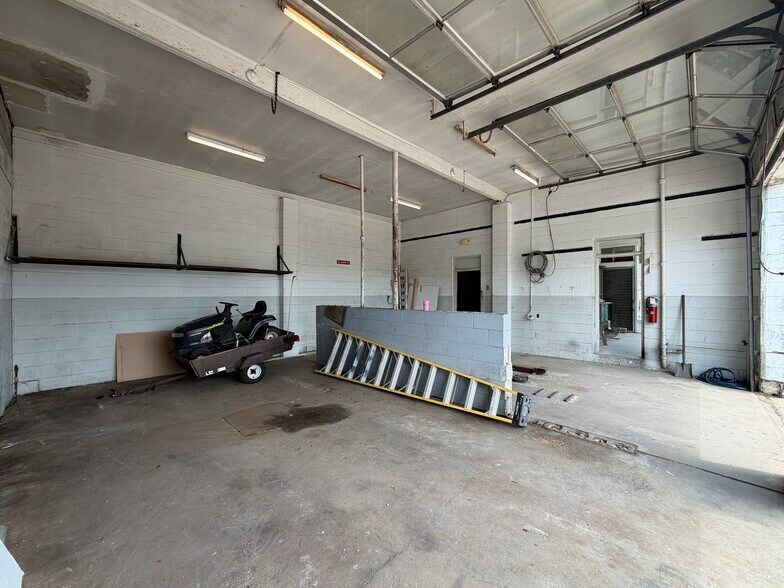 More Photos Of 2800 Davis Hwy N, Pensacola Auto Repair For Lease