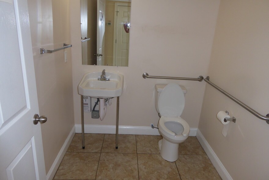 More Photos Of 173-179 Fulton Ct, Peachtree City Light Distribution For Lease