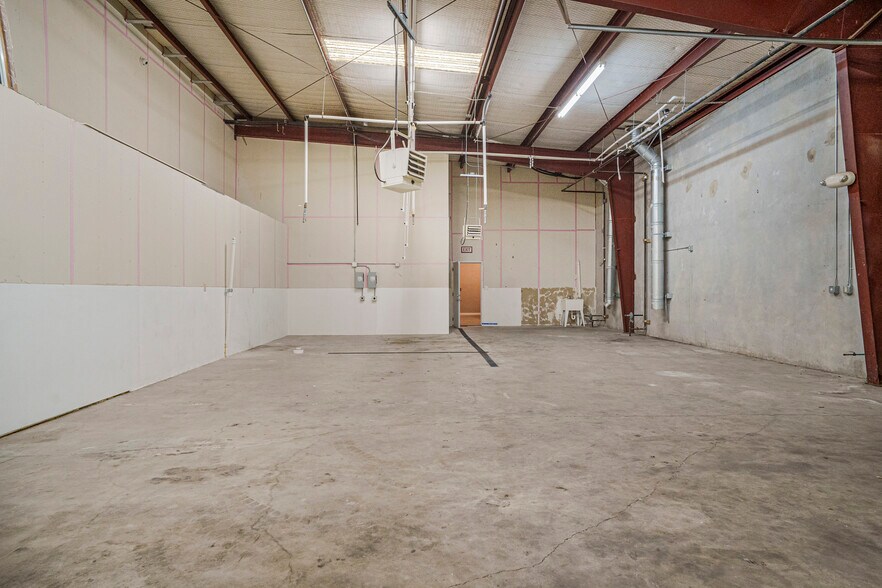 More Photos Of 16102-16104 University Oak, San Antonio Light Distribution For Lease