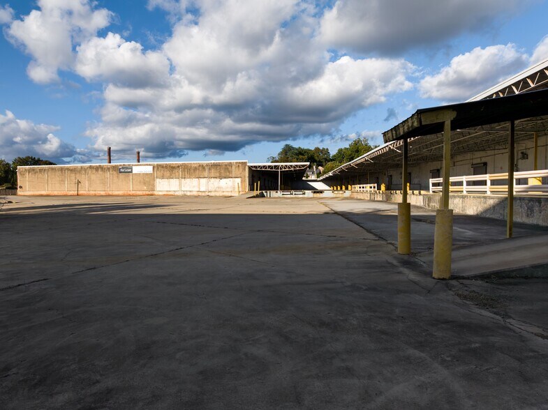 More Photos Of 1533 Buncombe Rd, Greenville Distribution For Lease