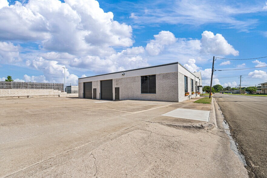 More Photos Of 4520 Fort Ave, Waco Warehouse For Sale