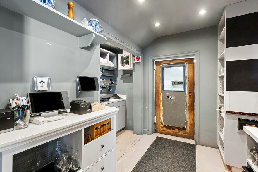 More Photos Of 4 S Elmwood Ave, Montauk Restaurant For Sale