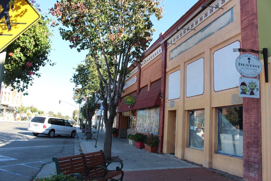More Photos Of 974 E Main St, Santa Paula Restaurant For Sale