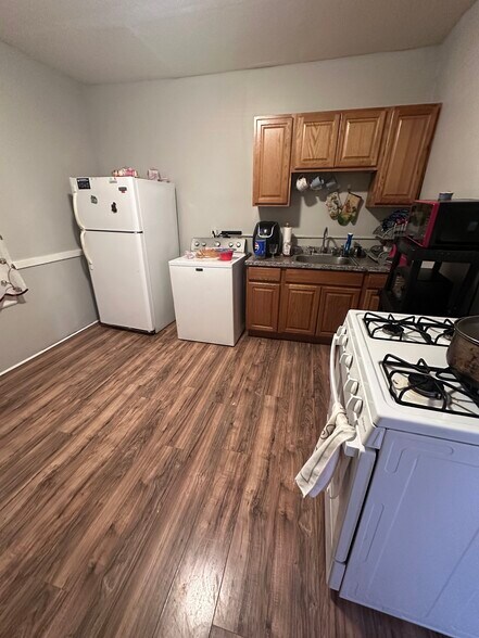 More Photos Of 49 Benton St, Hartford Apartments For Sale
