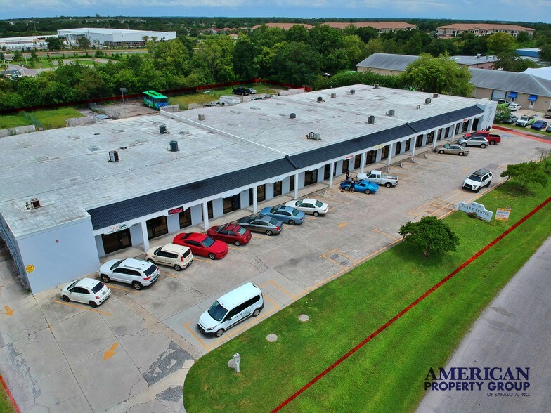 More Photos Of 6111-6121 Clark Center Ave, Sarasota Showroom For Lease
