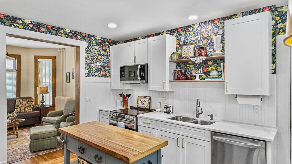 More Photos Of 323 Ballengee St, Hinton Office For Sale