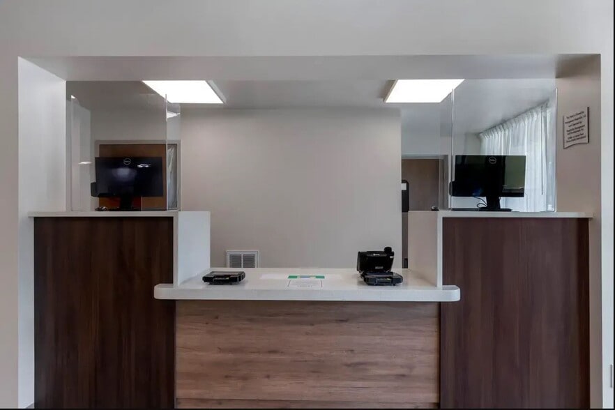 More Photos Of 2595 54th Ave N, Saint Petersburg Hotel For Sale
