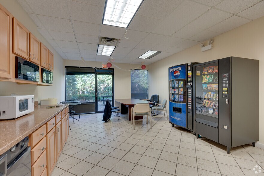 More Photos Of 355 W Dundee Rd, Buffalo Grove Medical For Lease