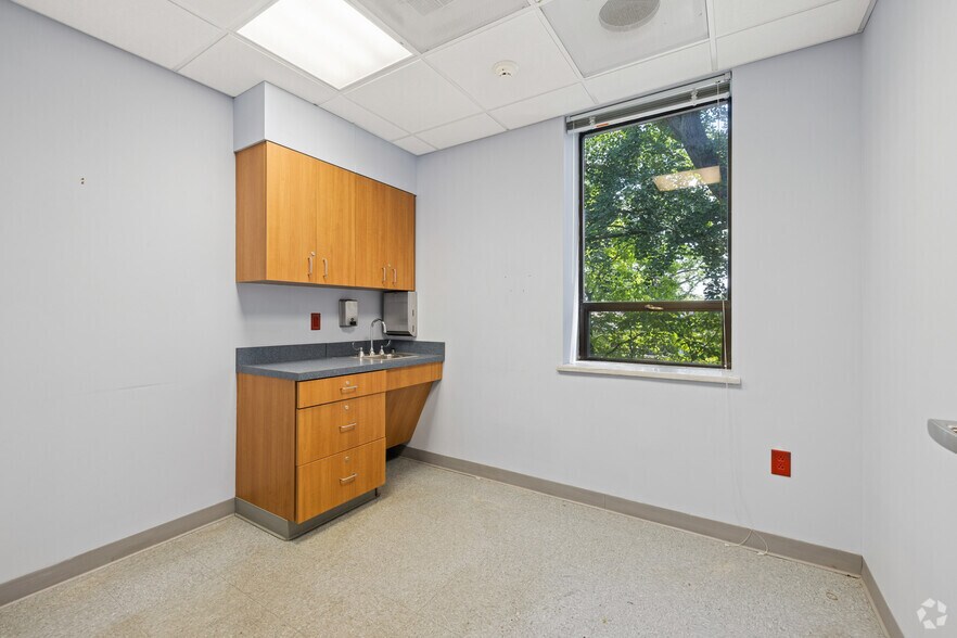 More Photos Of 555 Kinderkamack Rd, Oradell Medical For Sale