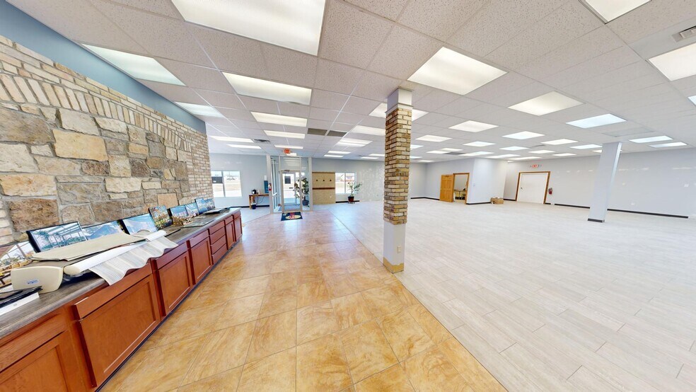 More Photos Of 1985 American Dr, Neenah Flex For Sale