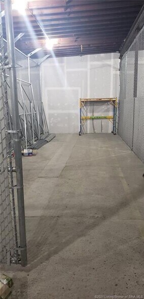 More Photos Of 617 Walnut St, Jeffersonville Flex For Lease