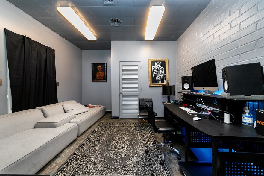 More Photos Of 6900 Melrose Ave, Los Angeles General Retail For Lease