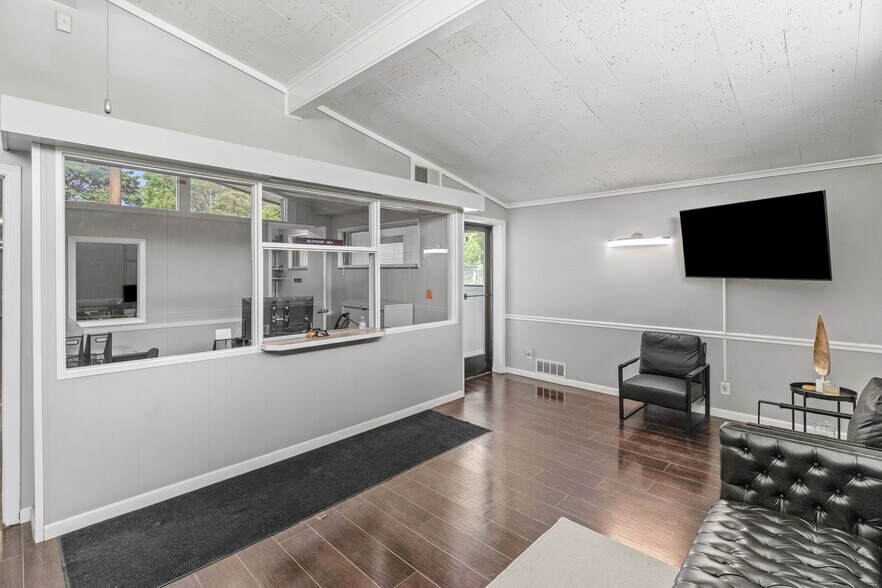 More Photos Of 2702 Flushing Rd, Flint Office For Sale