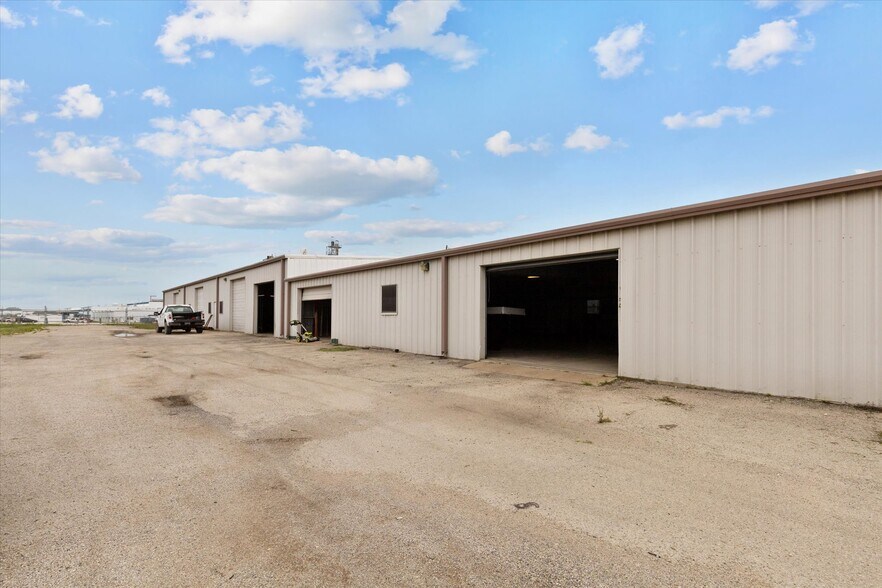 More Photos Of 2305 N Main St, Cleburne Flex For Sale