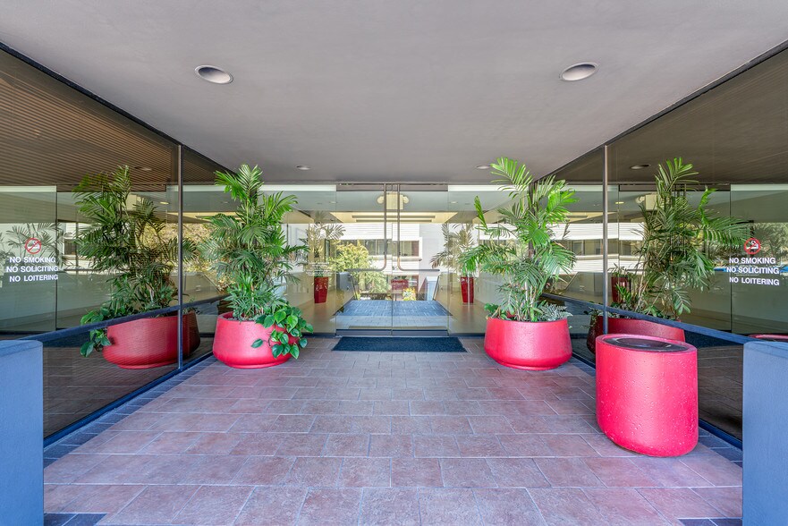 More Photos Of 3252 Holiday Ct, La Jolla Medical For Lease