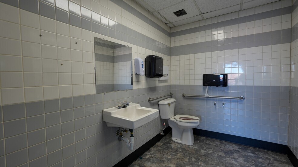 More Photos Of 1105 Wheeling Ave, Cambridge Auto Repair For Sale