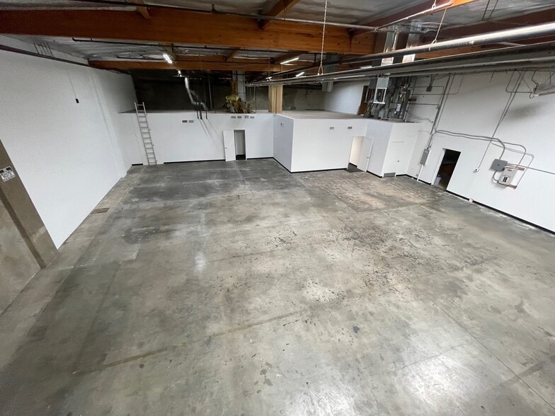 More Photos Of 19428-19434 Business Center Dr, Northridge Warehouse For Lease
