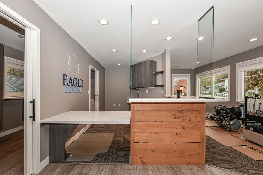 More Photos Of 114 Grove St, Eagle Medical For Lease