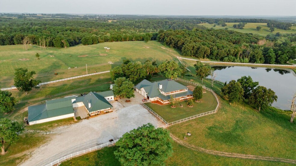 More Photos Of 352 MO-245, Dadeville Horse Stables For Sale
