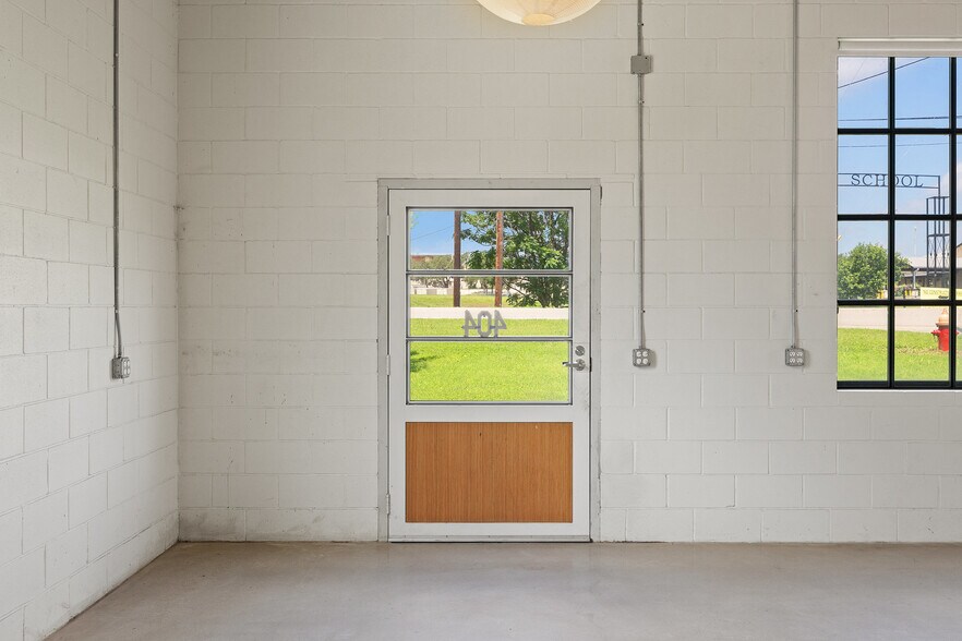 More Photos Of 404 Nugent ave, Johnson City Flex For Sale