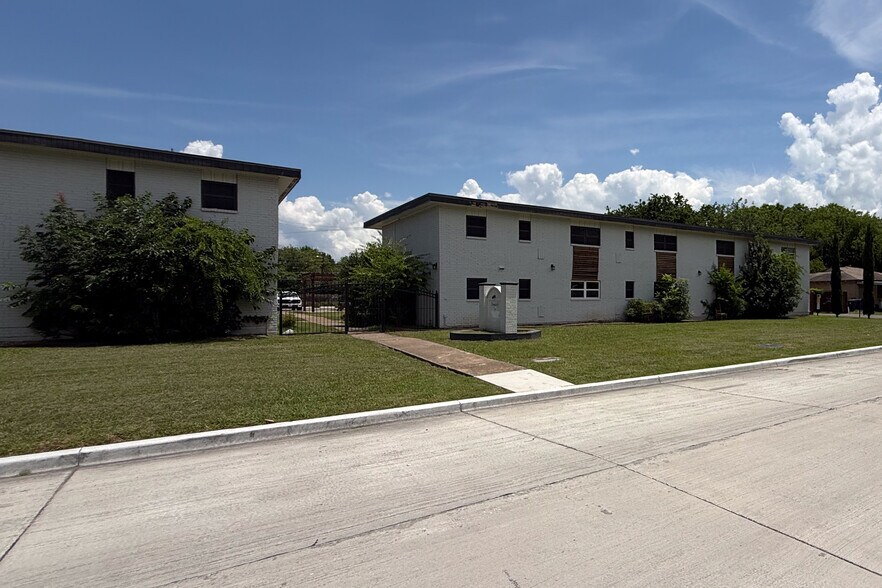 More Photos Of 1234 Templecliff Dr, Dallas Apartments For Sale