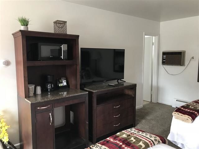 More Photos Of 1004 Dewar Dr, Rock Springs Hotel For Sale