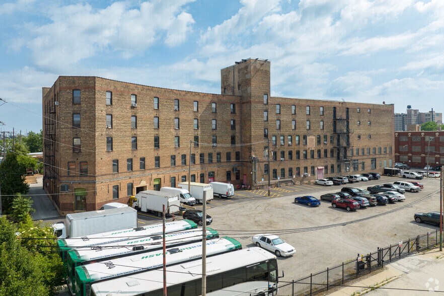 More Photos Of 3636 S Iron St, Chicago Light Distribution For Lease