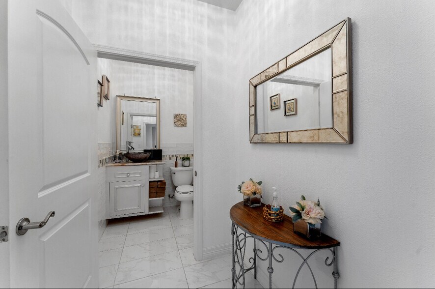 More Photos Of 2711 North Fwy, Houston Medical For Sale