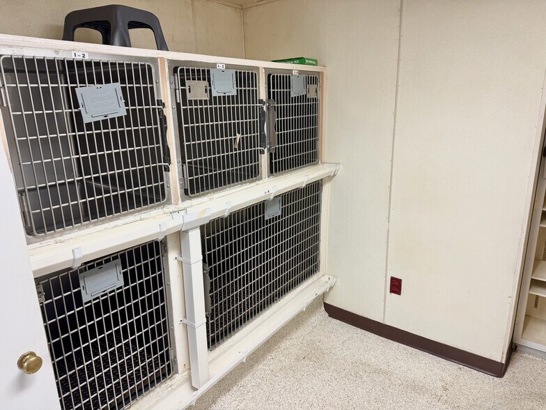 More Photos Of 1107 Lincoln Way E, Massillon Veterinarian Kennel For Sale