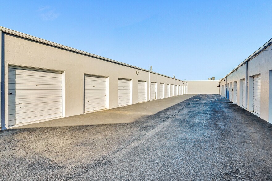 More Photos Of 959 NE Floranada Rd, Oakland Park Showroom For Lease