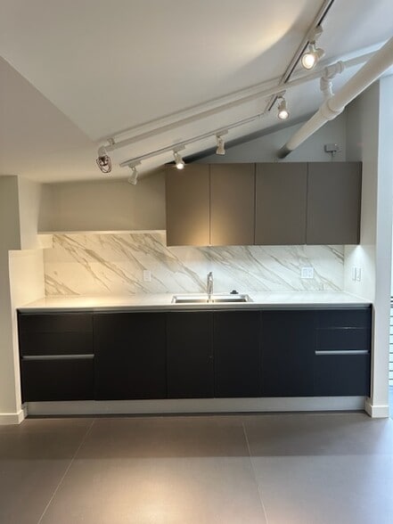 More Photos Of 111 Rhode Island St, San Francisco Showroom For Lease