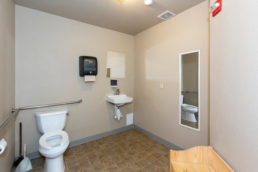 More Photos Of 461 NE Old Belfair Hwy, Belfair Storefront Retail Office For Sale