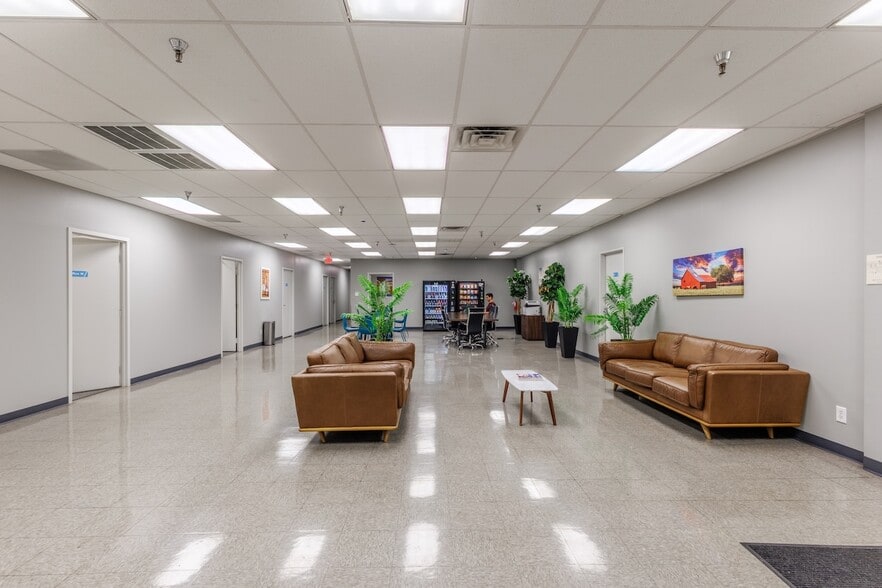 More Photos Of 11410-11420 Mathis Ave, Farmers Branch Distribution For Lease