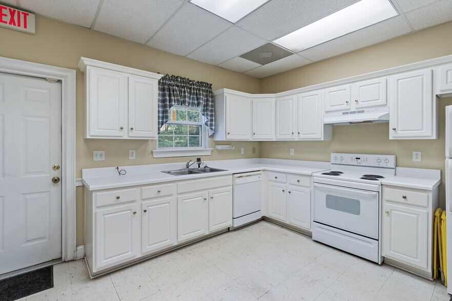 More Photos Of 415 Fisk Ave, Demorest Medical For Sale