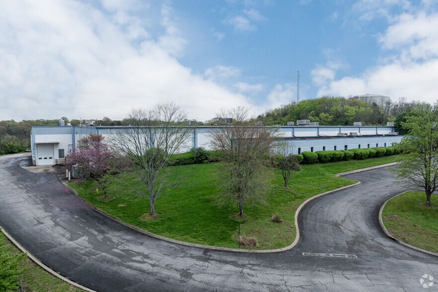 More Photos Of 324 Freehill Rd, Hendersonville Manufacturing For Lease