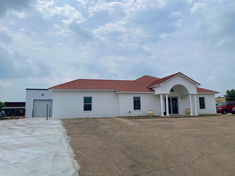 More Photos Of 7804 Central Park Dr, Woodway Bank For Lease