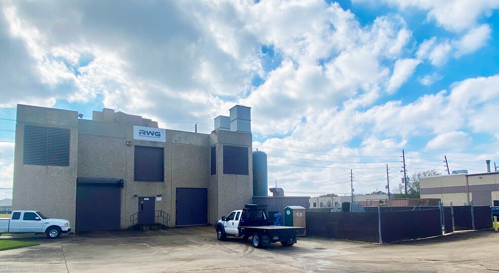 More Photos Of 10450 Corporate Dr, Sugar Land Manufacturing For Sale
