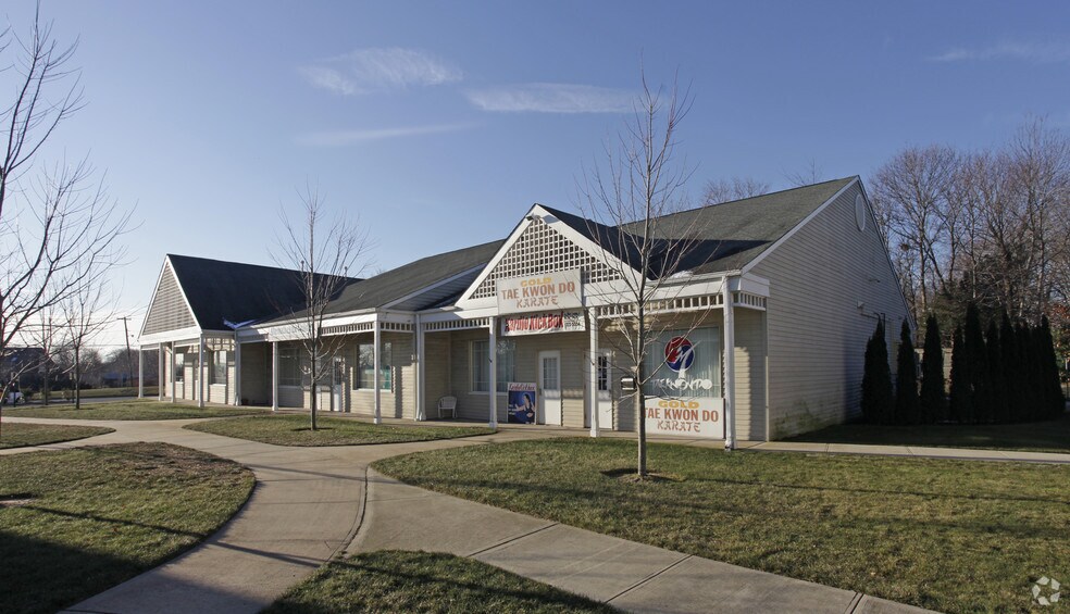 More Photos Of 1116 Main Rd, Riverhead Unknown For Lease