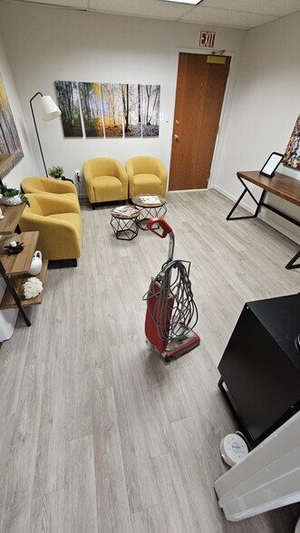 More Photos Of 450 Maple Ave E, Vienna Unknown For Lease