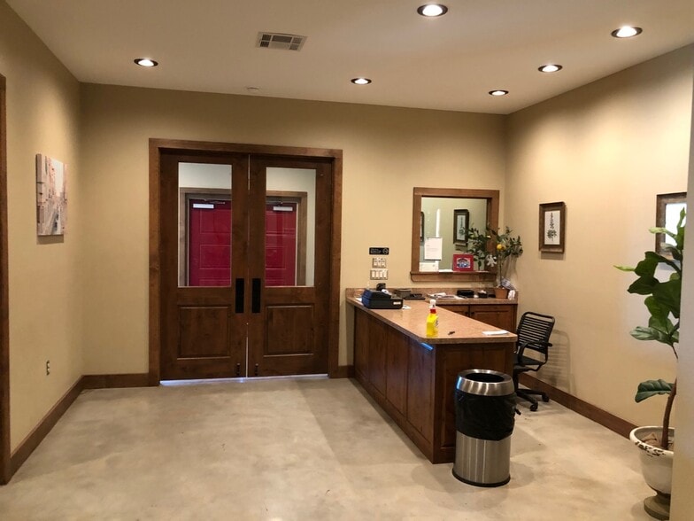 More Photos Of 13787 S Highway 281, Santo Restaurant For Lease