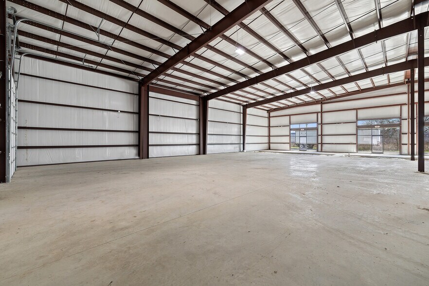 More Photos Of 202 W 1st St, Taylor Flex For Lease