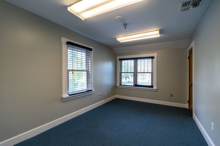 More Photos Of 216 Mirror Lake Dr N, Saint Petersburg Office For Lease