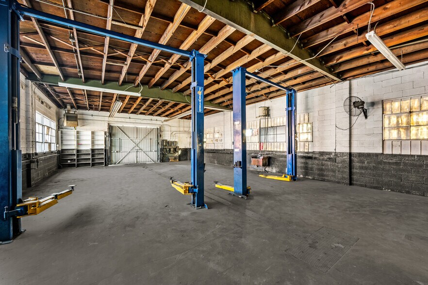More Photos Of 111 E Wilhelmina St, Anaheim Auto Repair For Lease