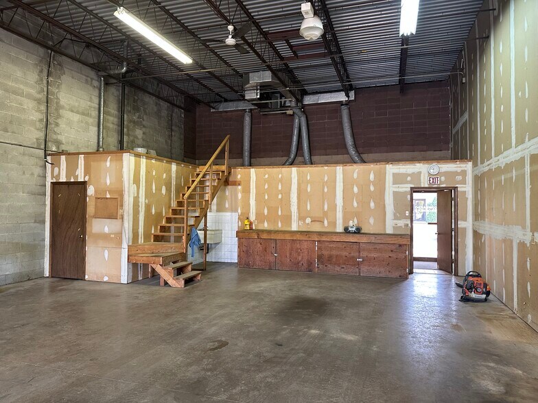 More Photos Of 105 W Dudley Town Rd, Bloomfield Warehouse For Lease