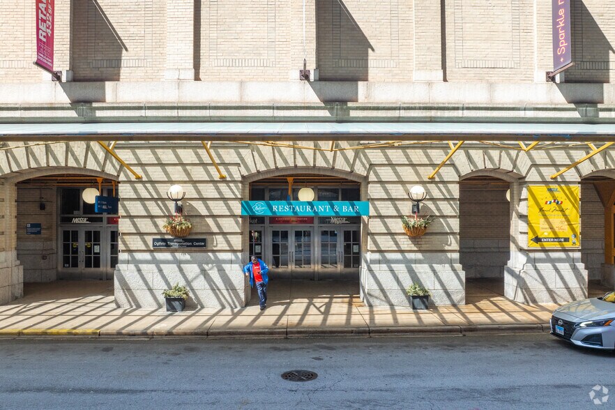 More Photos Of 100-118 N Canal St, Chicago Storefront For Lease