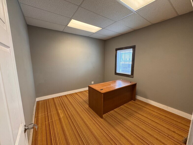 More Photos Of 7352 Greenridge Rd, Windsor Warehouse For Lease