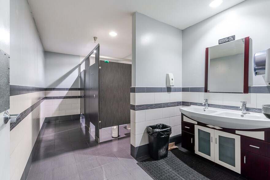 More Photos Of 9142 Independence Ave, Chatsworth Manufacturing For Sale